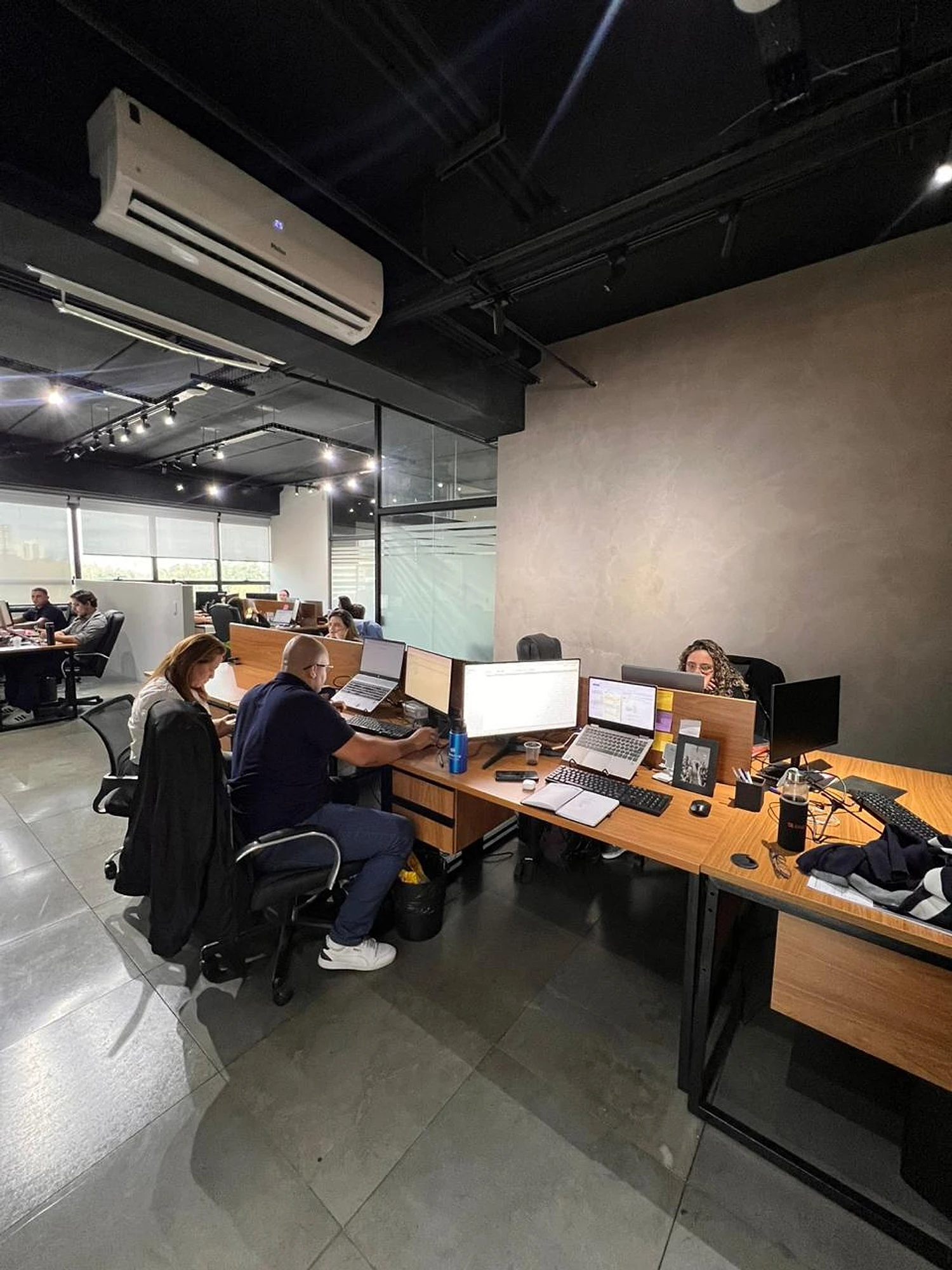 Equipe da GWT Global analisando o mercado de pneus importados